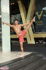 组图：亚洲先生闹市裸身宣传 热门选手大秀腹肌