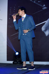 组图：林俊杰发布新专辑 秀棒球阳光帅气