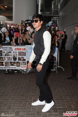 组图：玄彬抵港全程笑容 逾百粉丝接机场面轰动