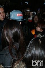 组图：韩团EXO结束台湾行返韩 粉丝挤爆机场