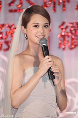 组图：杨丞琳与老东家续约笑纳一克拉钻戒