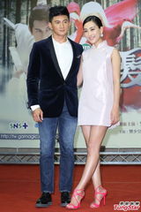 组图：吴奇隆马苏为新戏宣传粉丝热情接机