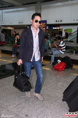 组图：阿娇(钟欣桐)男友访港曝女友正在北京拍戏