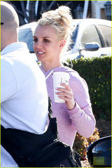 组图：布兰妮腿粗腰圆变大妈 带两爱子外出逛街