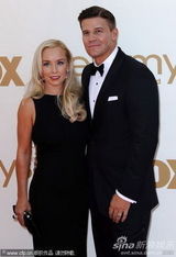 组图：艾美奖红毯 明星情侣大秀恩爱