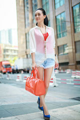 组图：张定涵街拍秀美腿 演绎清新时尚丽人