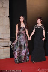 组图：汤唯牡丹裙艳丽争春 入围影后淡定抚秀发