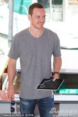 组图：《羞耻》发布会 迈克尔·法斯宾德休闲亮相