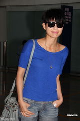 组图：胡杏儿蓝衣回港 称拒绝姐弟恋