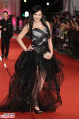 组图：刘品言黑色纱裙可爱亮相金钟红毯