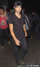 组图：暮光女遭围堵狼狈不堪 狼人泰勒绅士开道