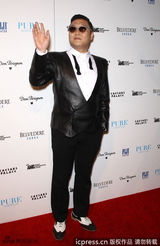 组图：鸟叔亮相拉斯维加斯 皮装墨镜酷劲十足