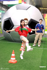 幻灯图：江若琳变身足球宝贝 否认与陈键锋交往