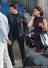 组图：阿汤哥与神秘女友补庆生日暧昧拥吻