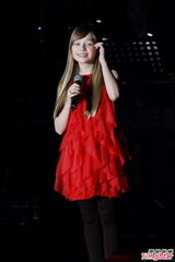 组图：英国人气Connie Talbot香港开唱 红裙可爱