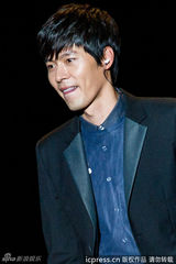 高清组图：玄彬上海开唱 与粉丝合影自拍乐陶陶