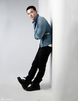 组图：魏千翔拍黑白时尚大片 绅士范秀温暖笑容