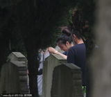 组图：赵薇墓地拍戏脸色严肃 烧香祭奠逝者显尊重