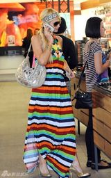 幻灯图集：帕丽斯-希尔顿姐妹为看世界杯购物