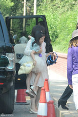 组图：王菲李亚鹏携女视察嫣然天使儿童医院