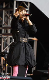 组图：郑秀文上海亮相卡通外套个性十足