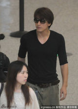 组图：言承旭休闲便装亮相 墨镜遮面笑对粉丝