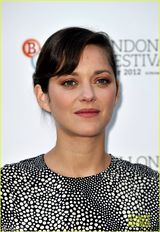 组图：玛丽昂歌迪亚优雅亮相宣传新片