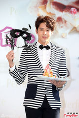 组图：胡宇崴爱吃甜点 否认恋上陈庭妮