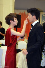 组图：谢楠上海宣传 与众男星合演红与黑礼服秀