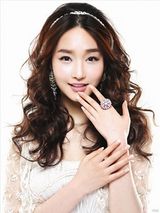 组图：韩国小姐金瑜美代言美甲品牌显清新