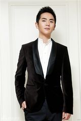 组图：张晓龙冬日温暖大片 诠释最帅礼仪指导