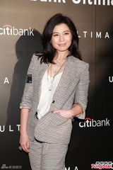 组图：钟楚红时尚造型现身容颜姣好