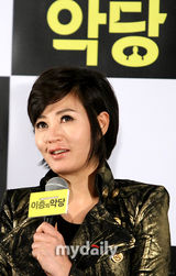 组图：金慧秀韩石圭出席《二楼的恶棍》媒体首映