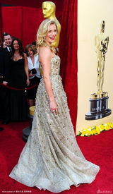 高清图：奥斯卡红毯 卡梅隆-迪亚兹金裙映衬小金人