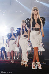 组图：韩歌手HAHA嘻哈献唱发型秀活动