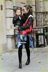 组图：米兰达抱子笑容满面 小弗林表情搞怪可爱