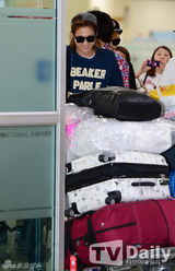 组图：B1A4结束日本演唱会 笑容满面现身机场