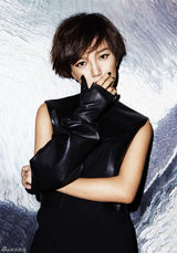 组图：王珞丹黑白套装眼风凌厉 非黑即白不妥协