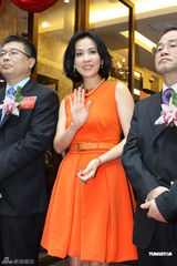 组图：刘嘉玲上海出席剪彩 现身15分钟火速捞金