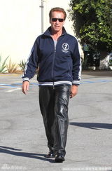 组图：施瓦辛格墨镜皮裤骑摩托酷劲十足变回终结者