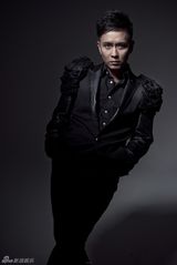 组图：谢君豪西装写真潇洒大气 被赞“舞台之王” 