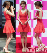 组图：朴宝英深V红裙亮相BestJewelryLady颁奖