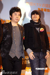 幻灯组图：李宇春韩红不务正业聊火锅 王蓉容貌大变