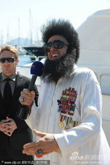 组图：《独裁者》男星开跑车亮相 美女贴身引围观