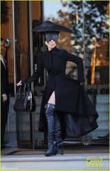 组图：Gaga夸张三角帽遮视线 当街撩裙秀美腿