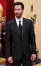 高清组图：基努-李维斯亮相 西装笔挺英气逼人