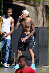 组图：坏小子布朗激情献唱 裸上身秀腹肌纹身