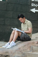 组图：《走出国门》转战柬埔寨 潘粤明险遇毒蛇侵扰