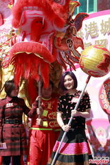 组图：杨千嬅亮相贺岁活动 桃花服饰优雅喜庆