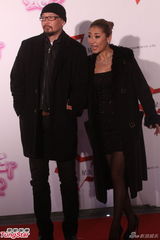 组图：星美千易周年庆典 宁静脱外套秀双峰